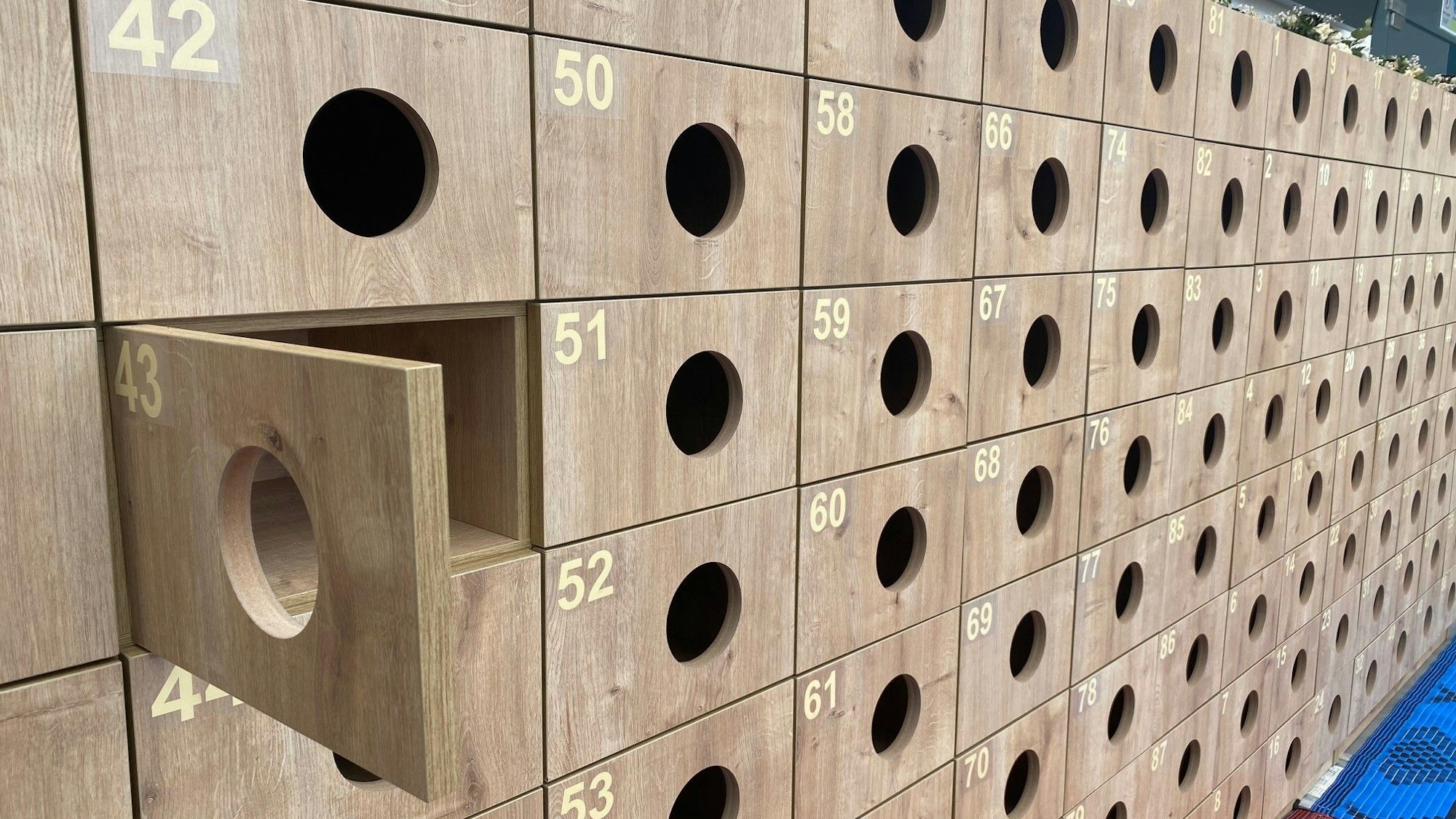 Zu sehen sind viele nummerierte Schuhfächer.