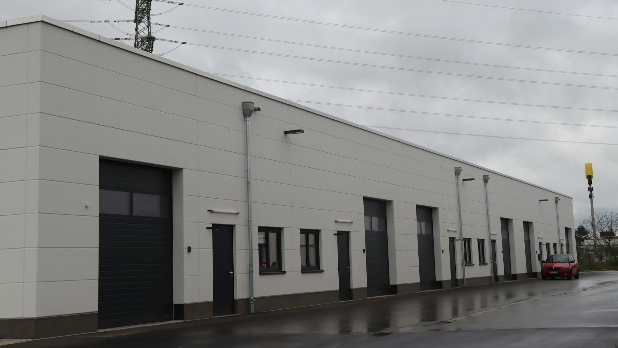 Auf dem Foto ist einer der vier Gebäudekomplexe zu sehen, in denen sich Handwerksbetriebe angesiedelt haben.