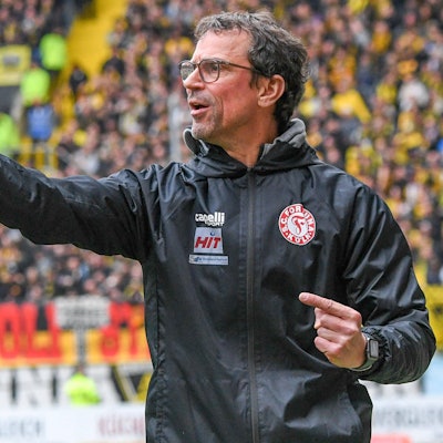 Matthias Mink Cheftrainer Fortuna Köln, gibt Anweisungen, gestikuliert, mit den Armen gestikulieren, gives instructions, gesticulate, 30.03.2024, Aachen Deutschland, Fussball, Regionalliga West, Alemannia Aachen - Fortuna Köln *** Matthias Mink head coach Fortuna Köln , gives instructions, gesticulates, gesticulate with arms, gives instructions, gesticulate, 30 03 2024, Aachen Germany , Soccer, Regionalliga West, Alemannia Aachen Fortuna Köln xmhx