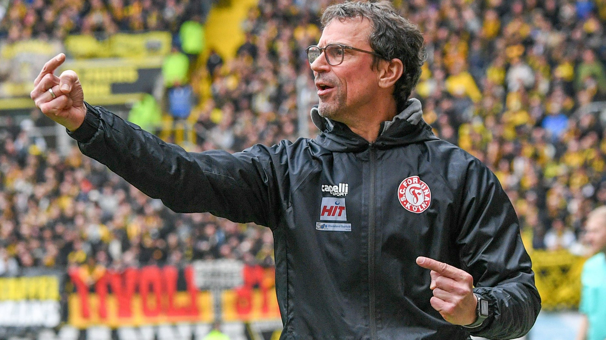 Matthias Mink Cheftrainer Fortuna Köln, gibt Anweisungen, gestikuliert, mit den Armen gestikulieren, gives instructions, gesticulate, 30.03.2024, Aachen Deutschland, Fussball, Regionalliga West, Alemannia Aachen - Fortuna Köln *** Matthias Mink head coach Fortuna Köln , gives instructions, gesticulates, gesticulate with arms, gives instructions, gesticulate, 30 03 2024, Aachen Germany , Soccer, Regionalliga West, Alemannia Aachen Fortuna Köln xmhx