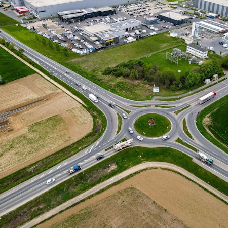 Das Bild zeigt den Kreisverkehr am Ipas aus der Luft.