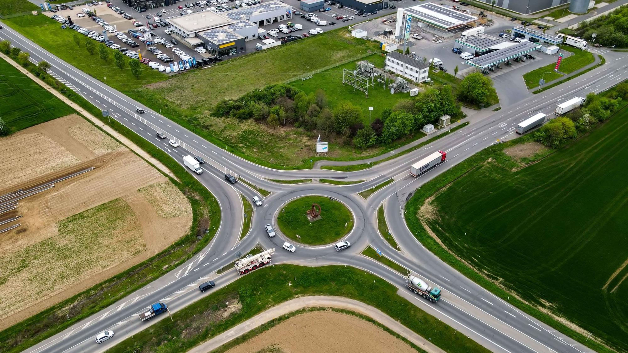 Das Luftbild zeigt den Kreisverkehr am Gewerbegebiet IPAS bei Euskirchen, der vor Ort Procter-Kreisel genannt wird.