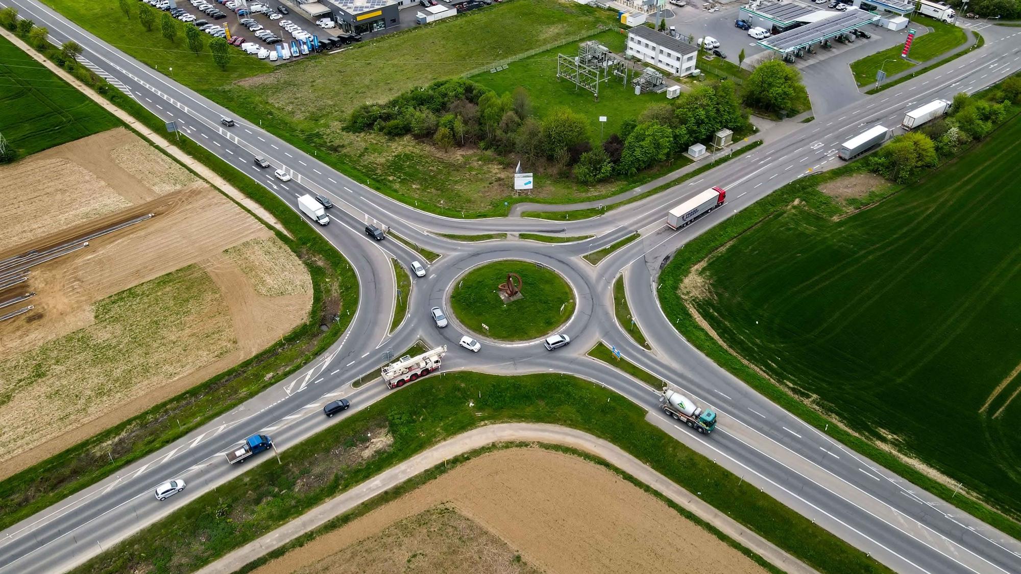 Das Bild zeigt den Kreisverkehr aus der Luft.