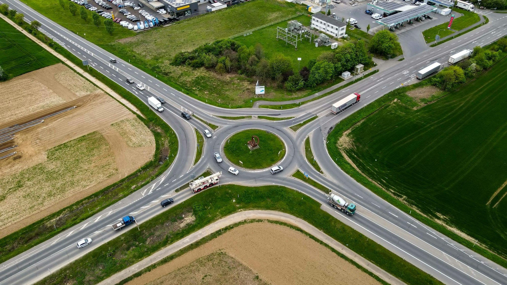 Das Bild zeigt den Kreisverkehr aus der Luft.
