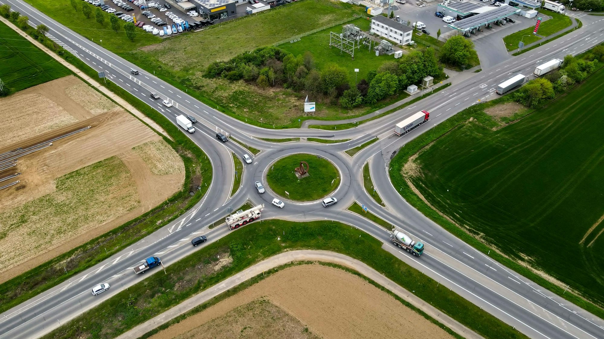 Das Bild zeigt den Kreisverkehr aus der Luft.