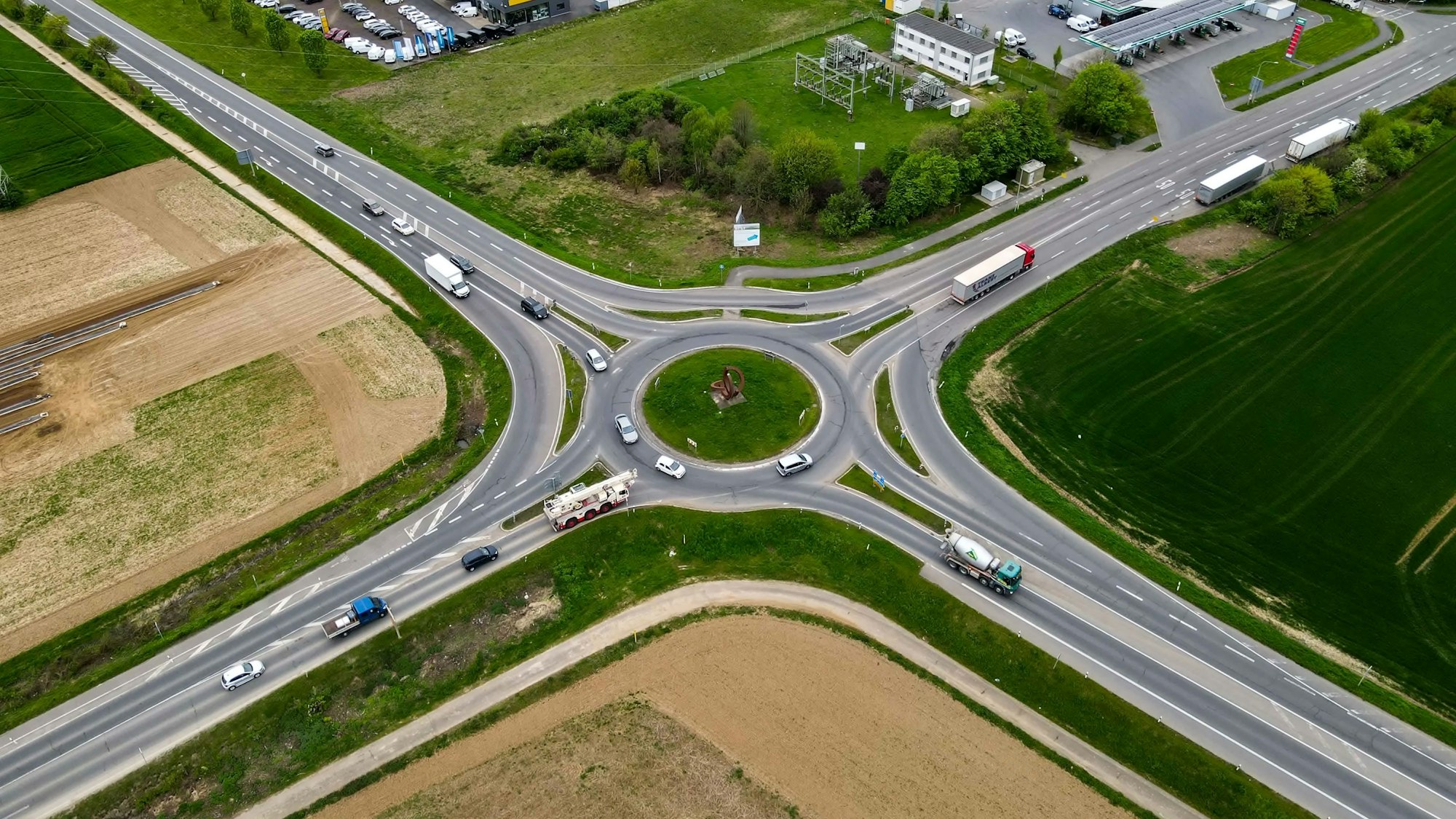 Das Bild zeigt den Ipas-Kreisverkehr aus der Luft.