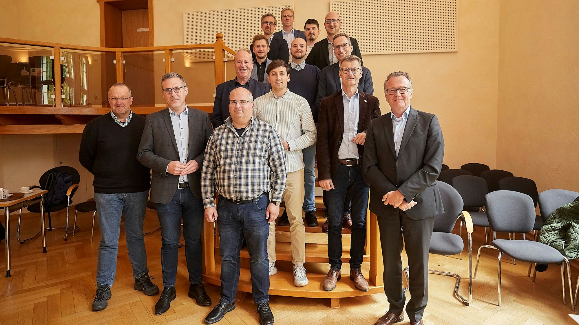 14 Männer, Vertreter von Kommunen und Wasserverband Eifel-Rur, haben sich zu einer Gruppenaufnahme aufgestellt.
