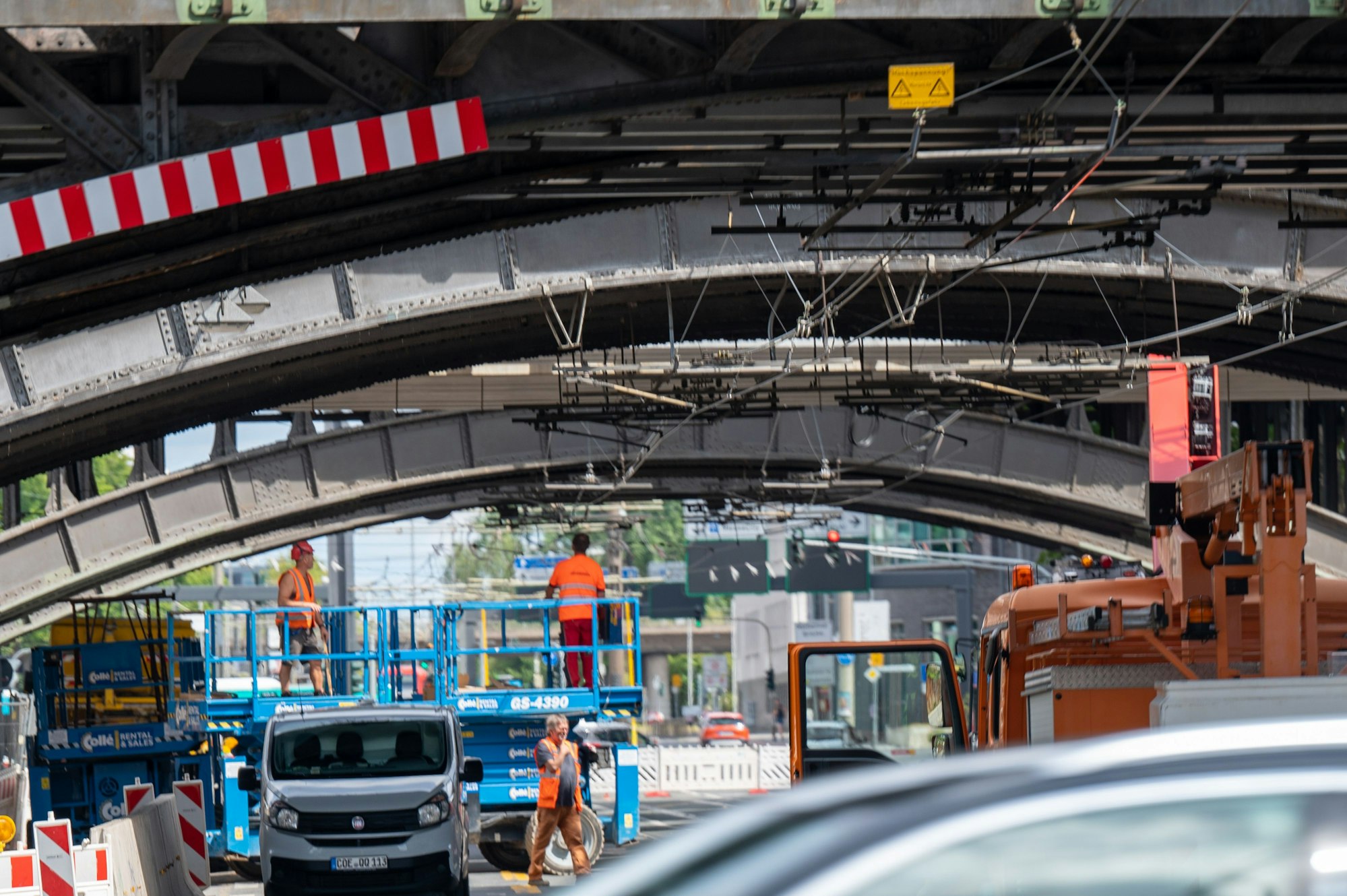 Blick auf die Baustelle an den Eisenbahnbrücken über die Deutz-Mülheimer-Straße.
