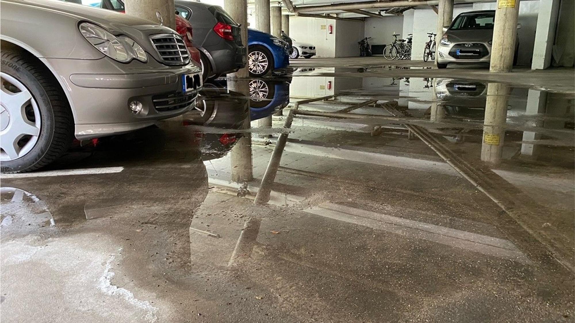 Zu sehen ist die große Pfütze in der Tiefgarage.