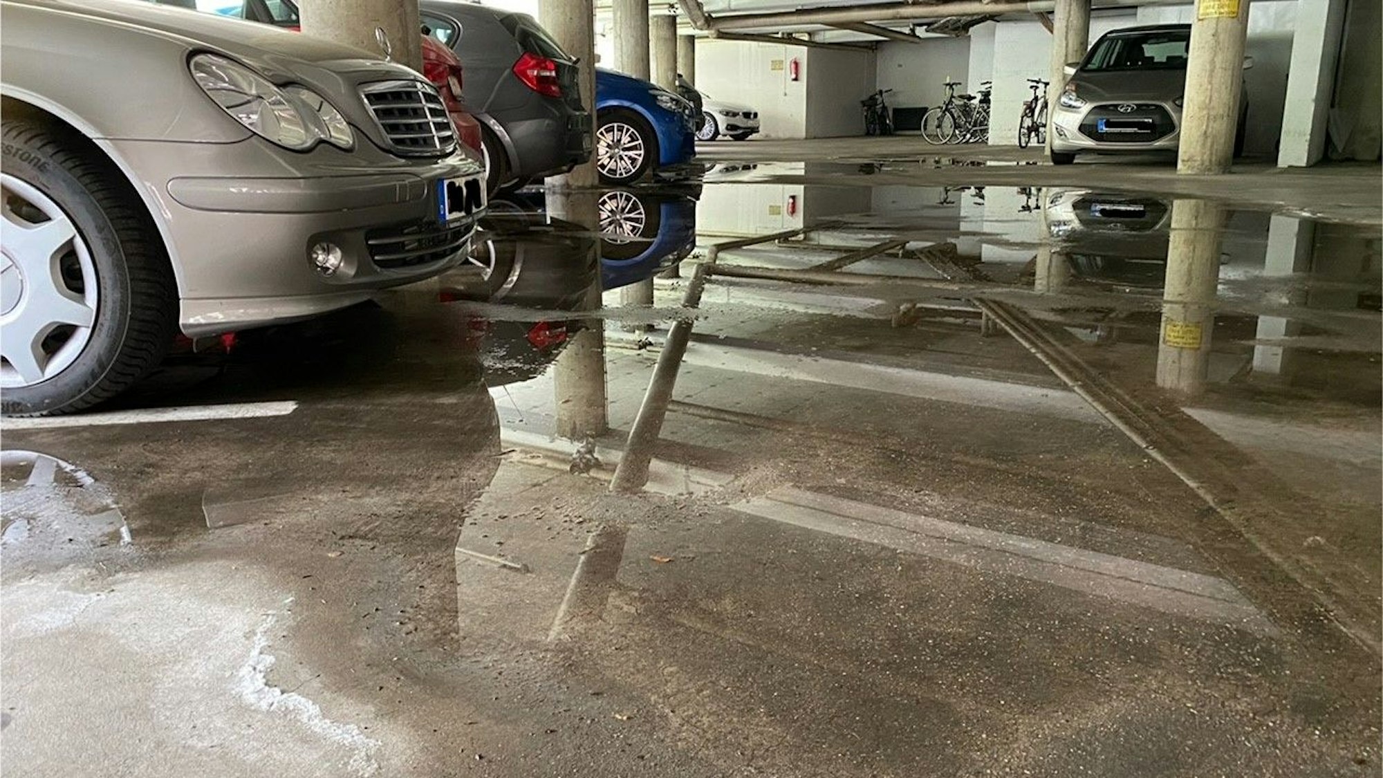 Zu sehen ist die große Pfütze in der Tiefgarage.