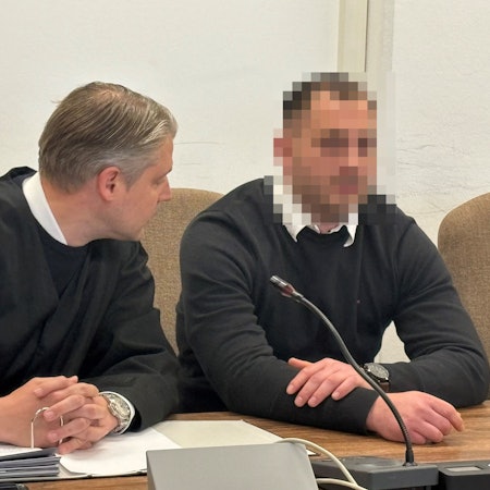 Der Angeklagte mit seinem Verteidiger, Dr. Leonhard Mühlenfeld, beim Auftakt des Prozesses.