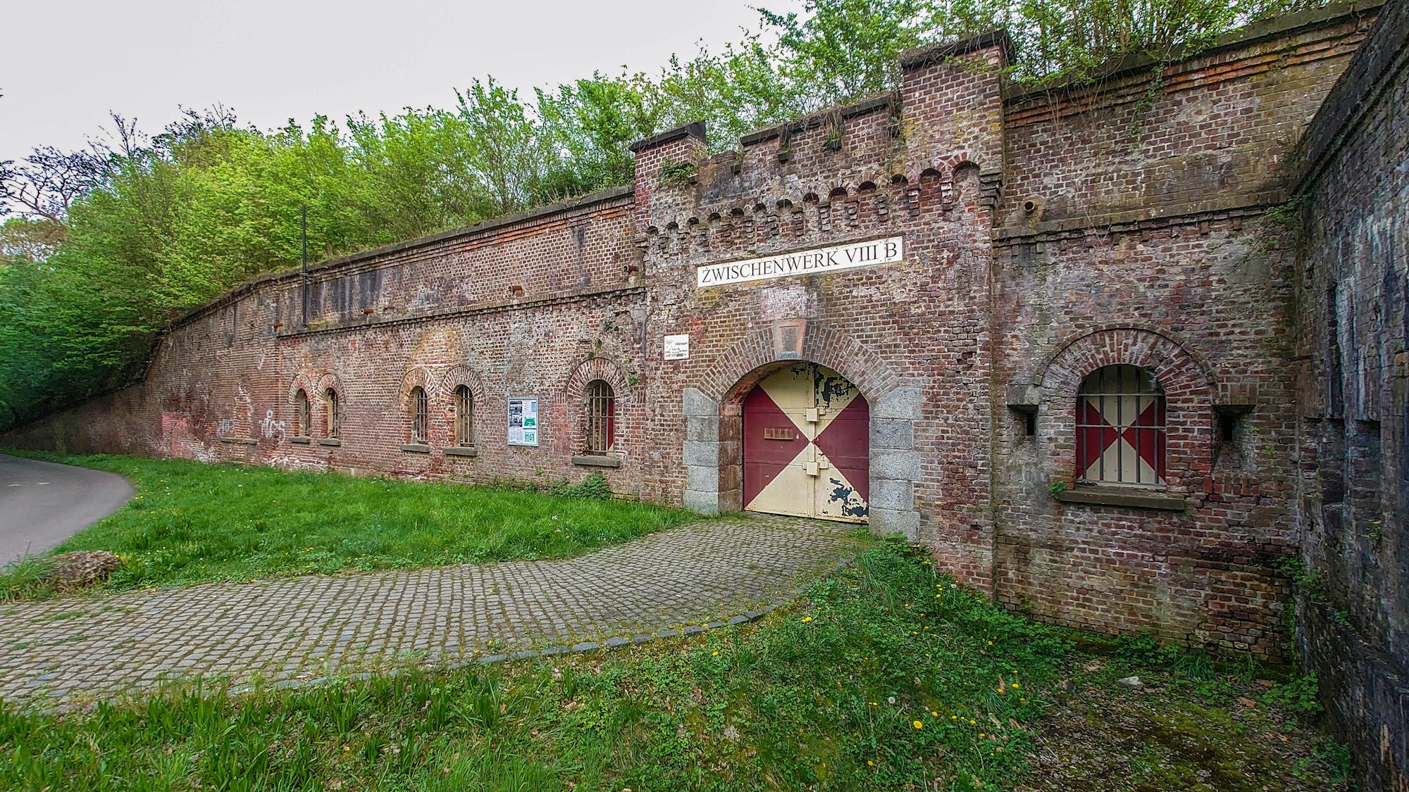 Das Zwischenwerk VIII b am Militärring, nahe dem Heinrich-Lübke-Ufers wurde 1876 von den Preußen als Schutz gegen die Franzosen gebaut.