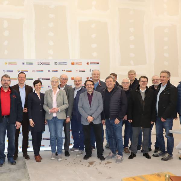 Auf dem Foto sind Vertreter der Kreishandwerkerschaft, der Politik und mehrere Obermeister zu sehen.