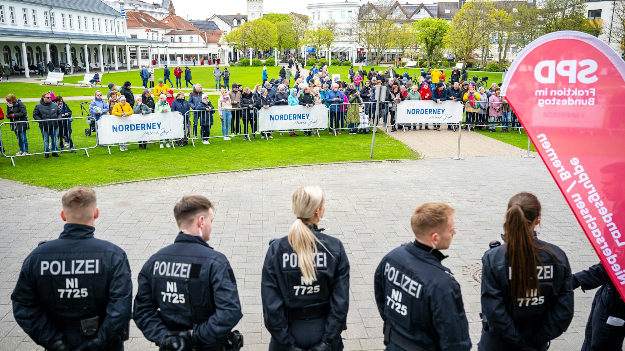 Norderney: Einsatzkräfte der Polizei sichern das Conversationshaus, in dem die Frühjahrstagung der SPD-Landesgruppen stattfindet. Politiker der SPD-Landesgruppen im Bundestag von Niedersachsen/Bremen und Nordrhein-Westfalen kommen für eine Klausur auf der ostfriesischen Insel Norderney zusammen.
