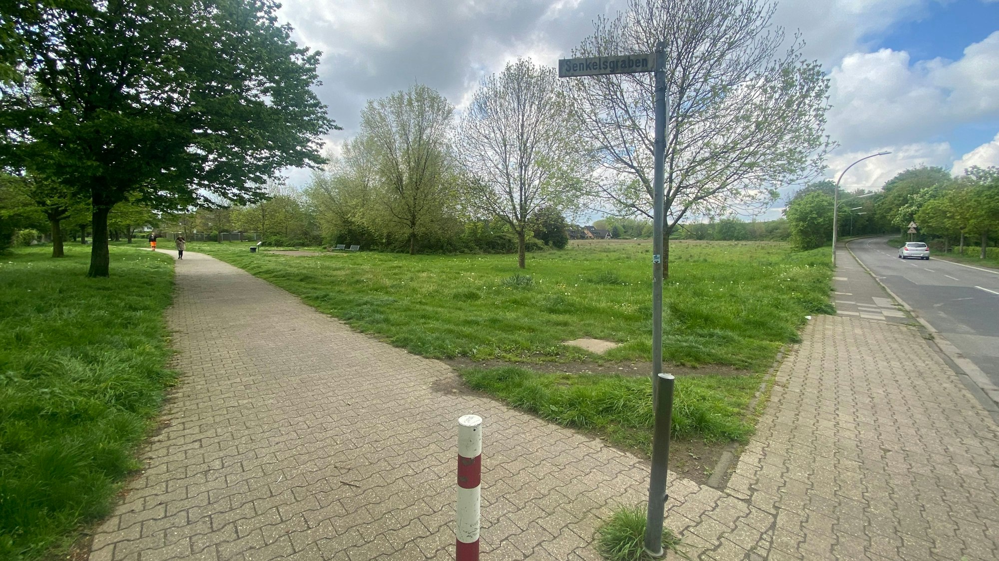 Die geplante Klimaschutzsiedlung mit mehr als 130 Wohneinheiten entsteht auf einem drei Hektar großen Areal und wird von der Nibelungenstraße her über eine Straße erschlossen, die parallel zum Senkelsgraben verlaufen soll.