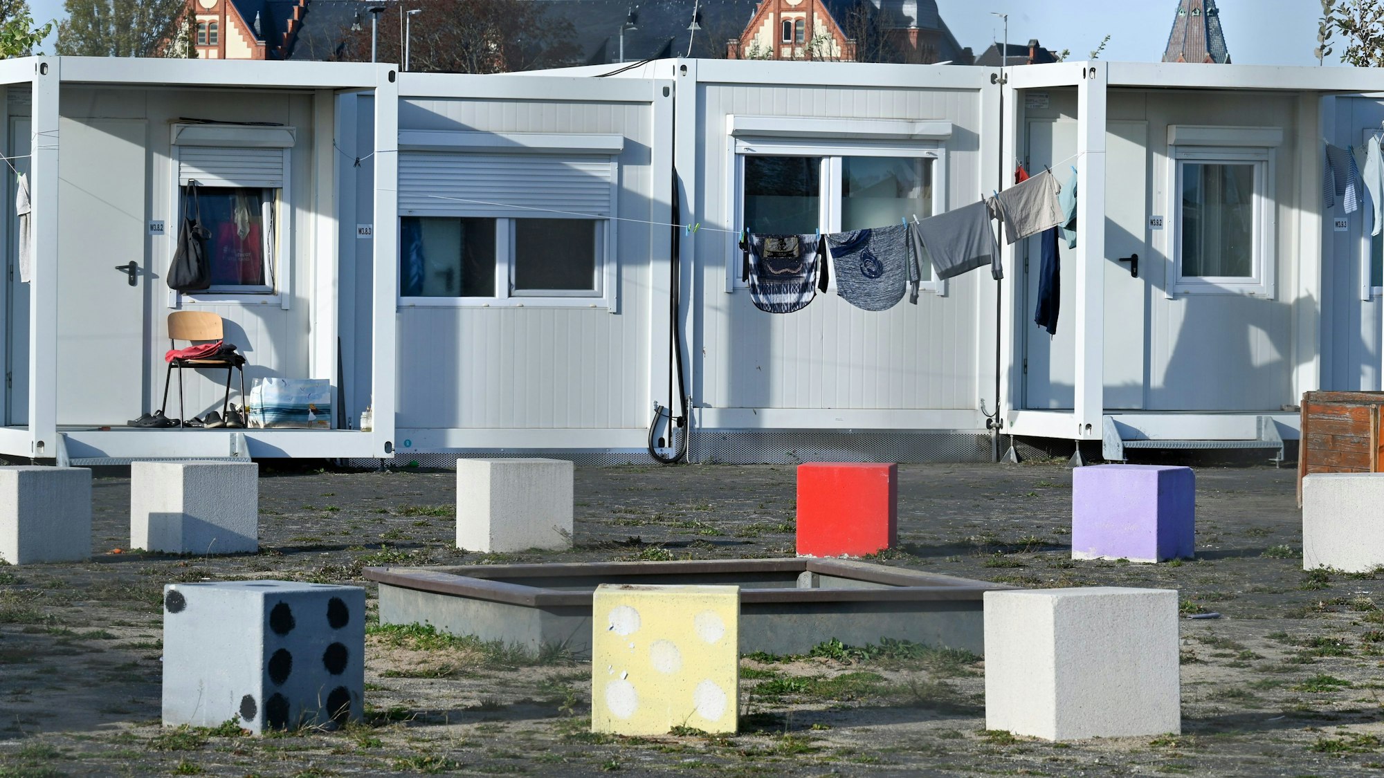 Geflüchtete in einem Containerdorf
