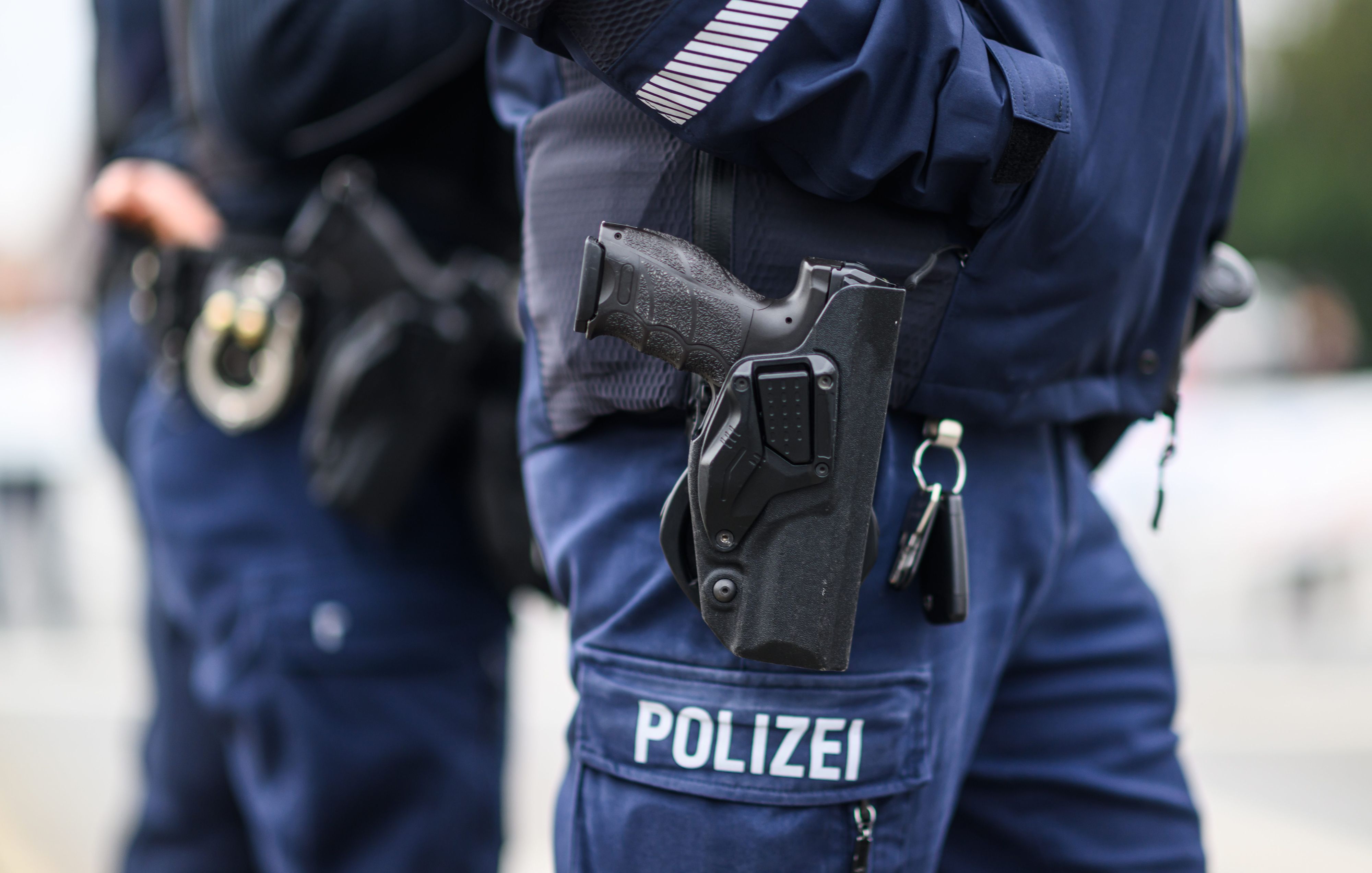 Das Bild zeigt zwei Polizisten mit Waffen.