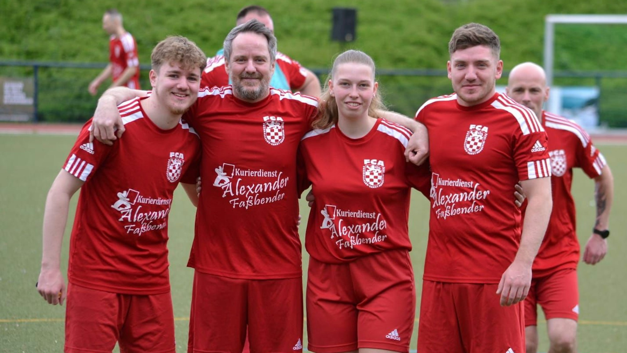Die Familie Hoffmann aus Sankt Augustin hat beim 12:1 gegen den TV Rott II alle zwölf Tore erzielt. Es freuten sich Vater Markus Hoffmann (Zweiter von links), seine Söhne Nicolas (links) und Fabien (rechts) und deren Cousine Maike Buchmüller.