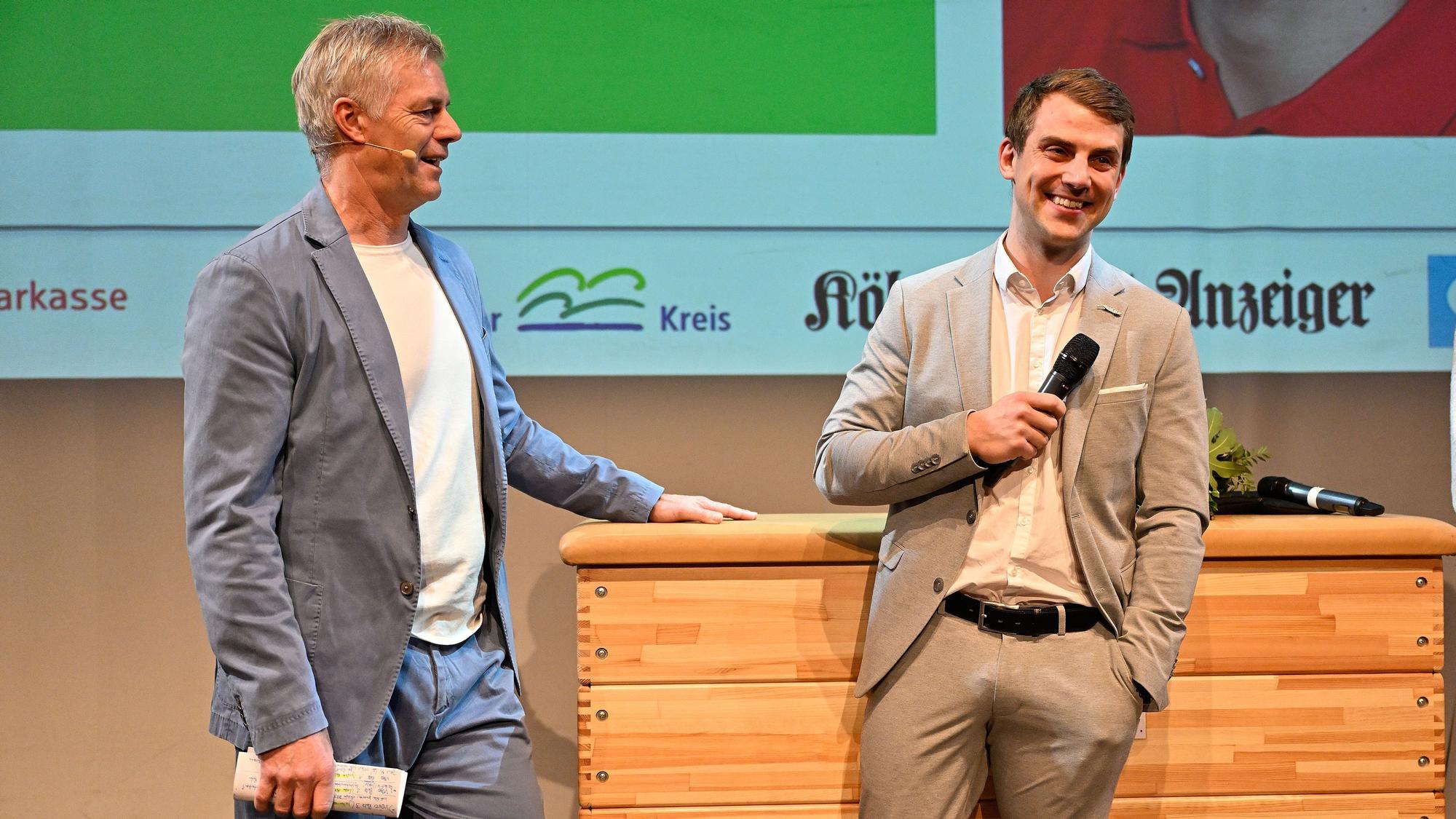 Justin van Gerven im Gespräch mit Moderator Tom Bartels (rechts).