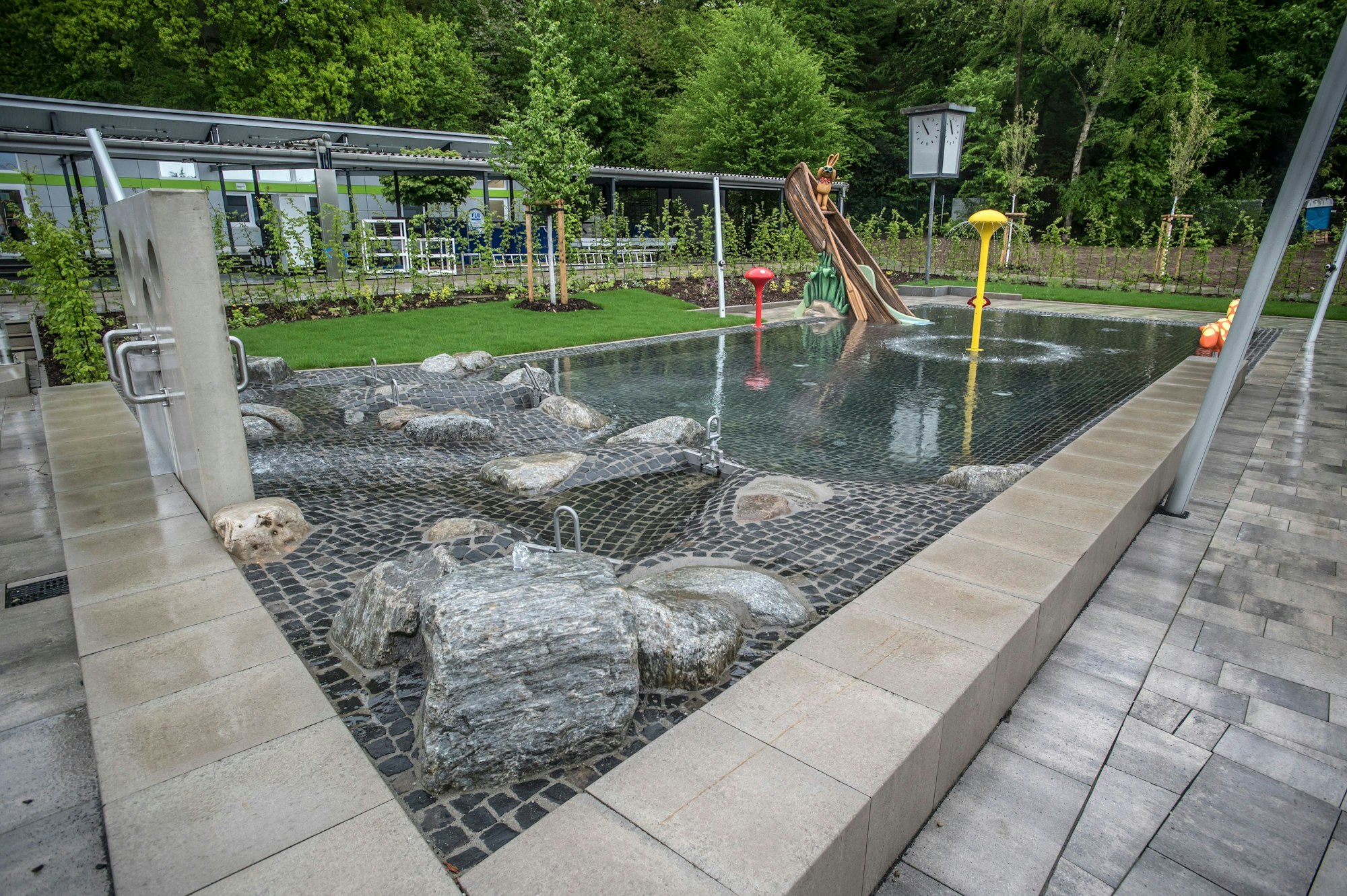 Kopfsteingepflasterte Wasserlandschaft für Kinder. Das neue Freibad Leichlingen ist fast fertig.