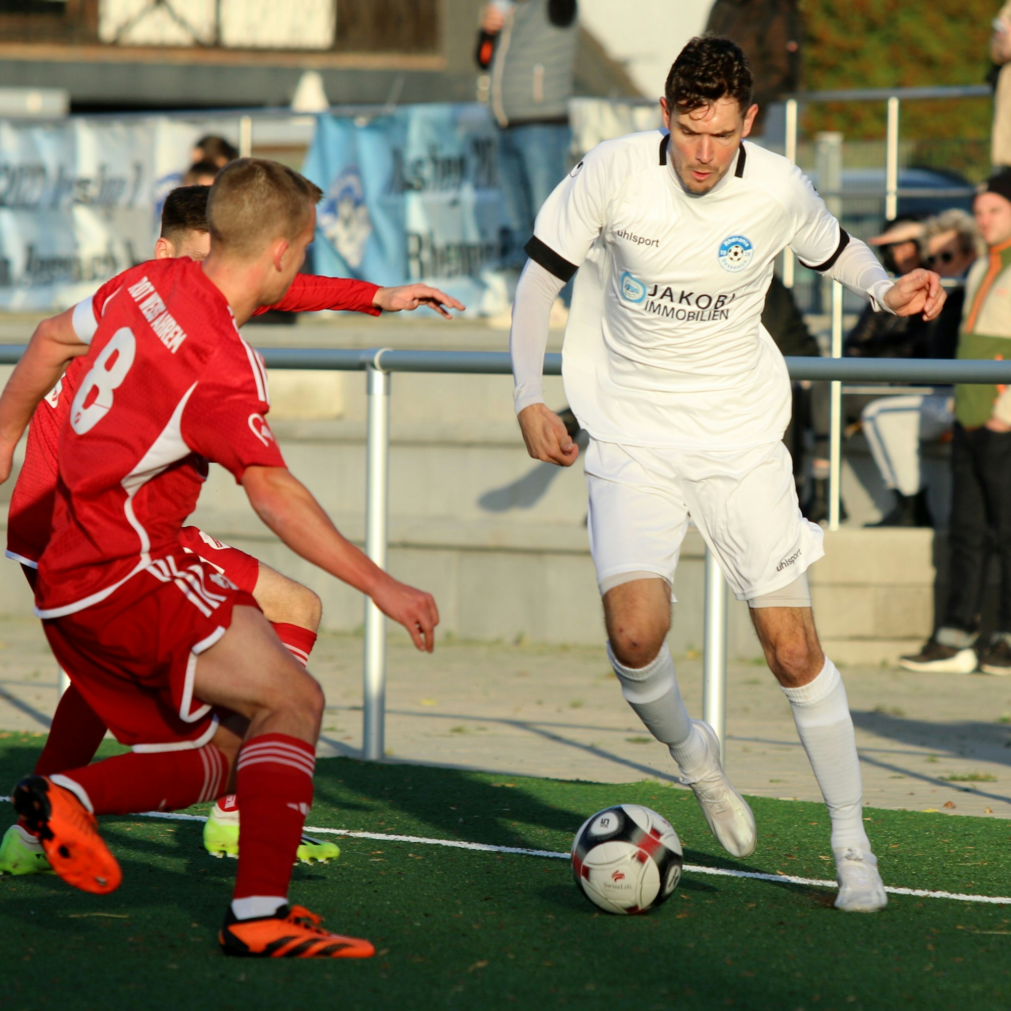 Manuel Spiels (r.) legt den Ball an zwei Gegenspielern vorbei.