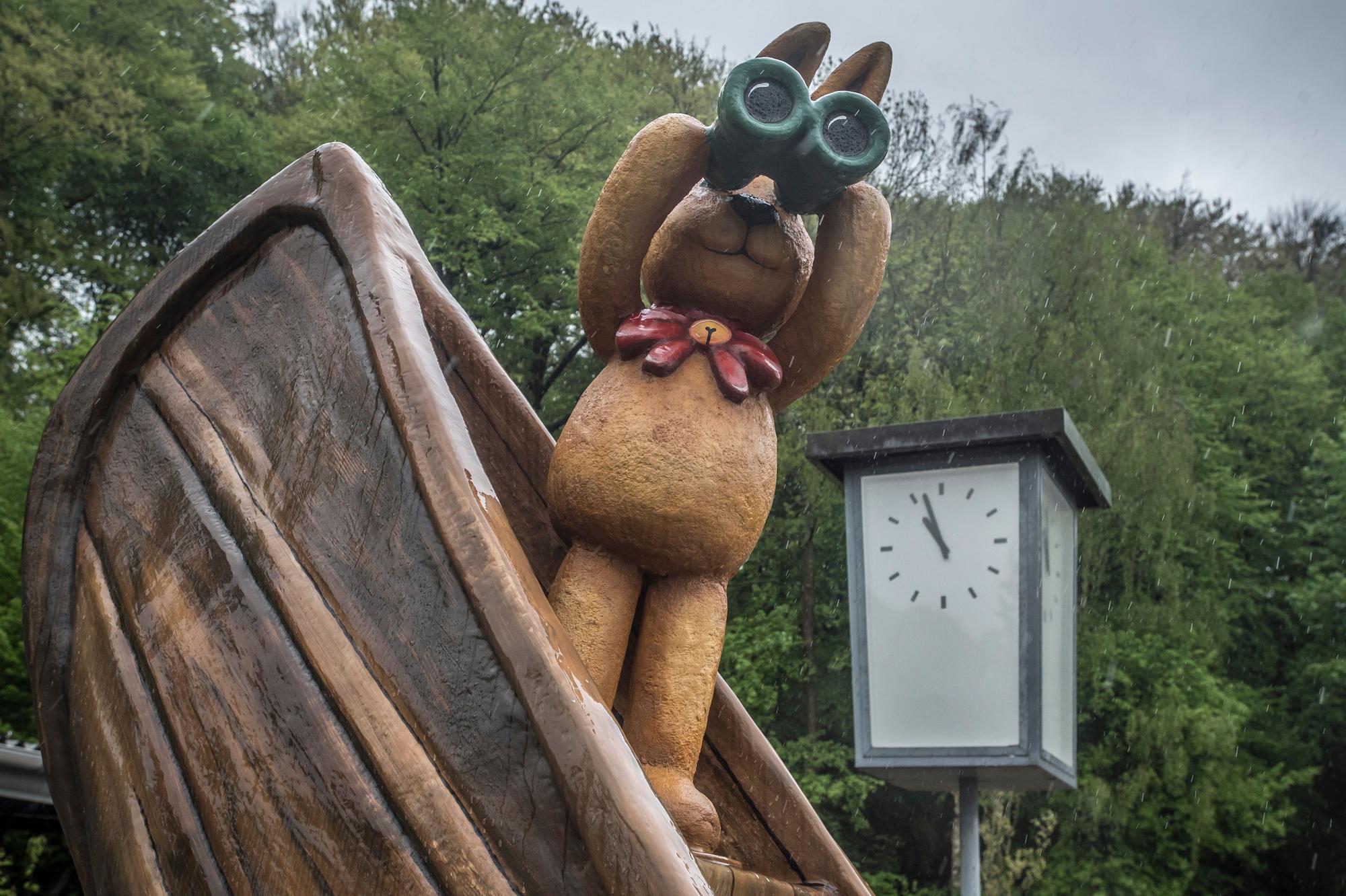 Hase Felix darf nicht fehlen, das Sparkassen-Logo auf der historischen Uhr ist weg, aber das neue Freibad Leichlingen ist fast fertig.