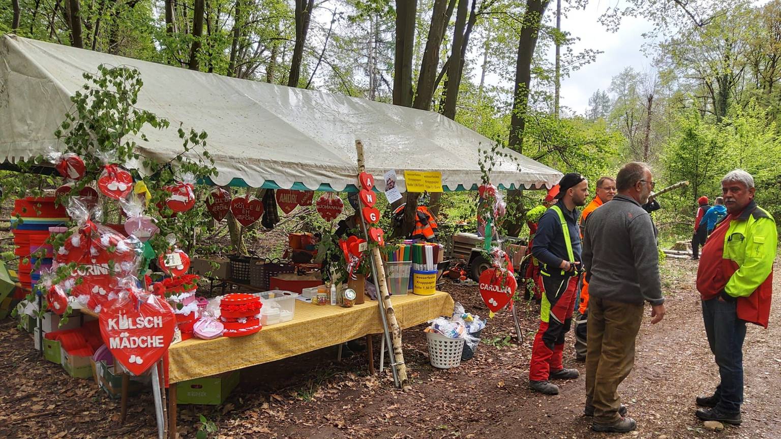 Verkaufsstand für Maibäume und Maiherzen im Wald. Rechts mit Jochen Haas.