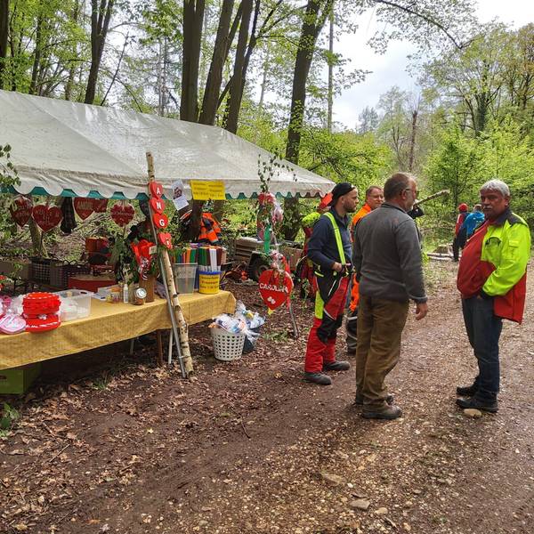 Verkaufsstand für Maibäume und Maiherzen im Wald. Rechts mit Jochen Haas.