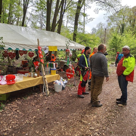 Verkaufsstand für Maibäume und Maiherzen im Wald. Rechts mit Jochen Haas.