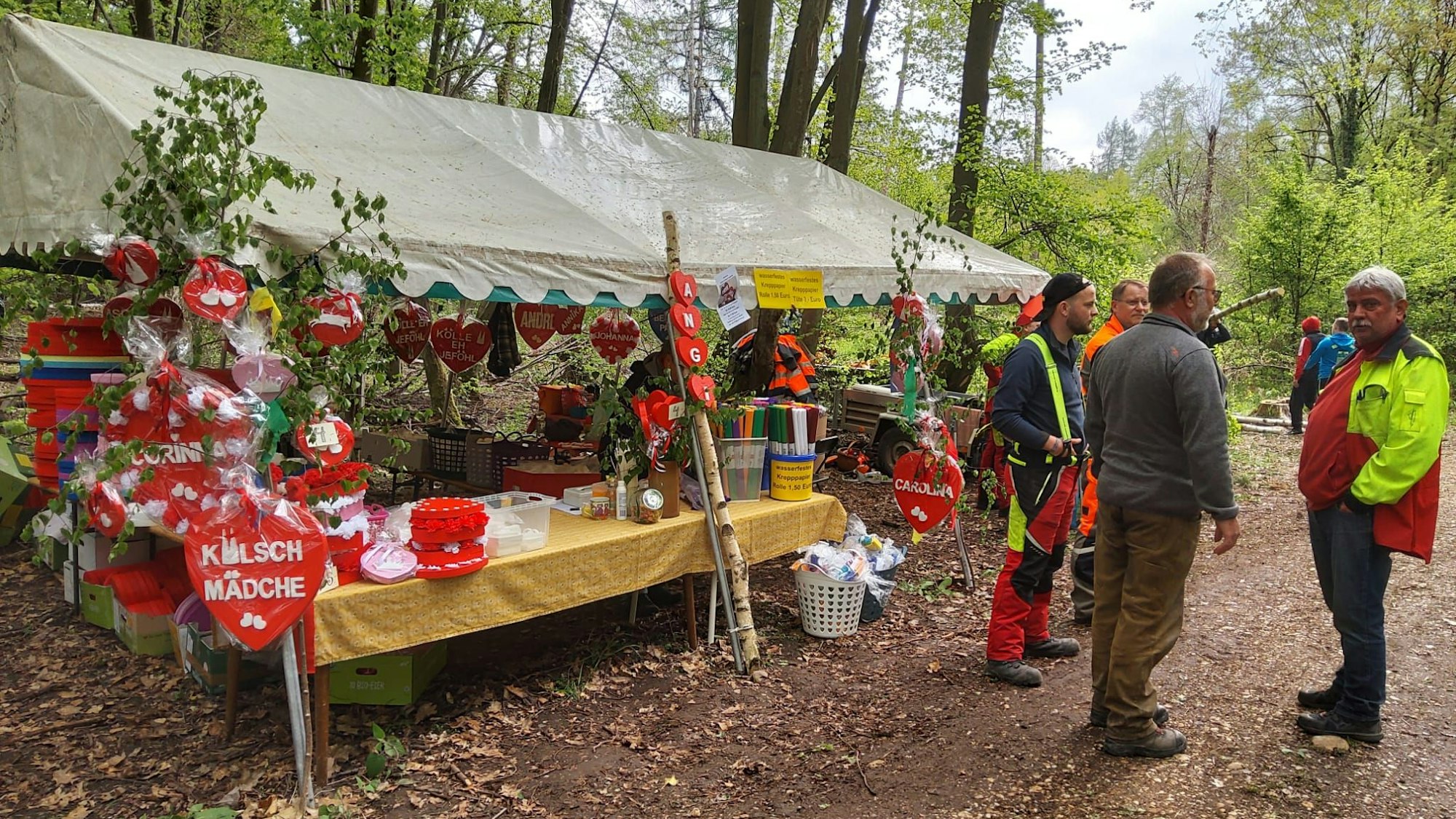 Verkaufsstand für Maibäume und Maiherzen im Wald. Rechts mit Jochen Haas.