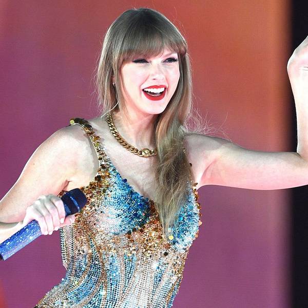 Taylor Swift steht auf der Bühne.