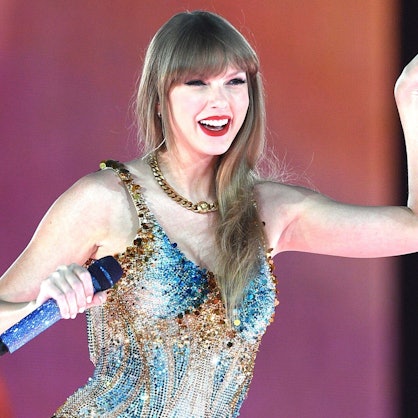 Taylor Swift steht auf der Bühne.