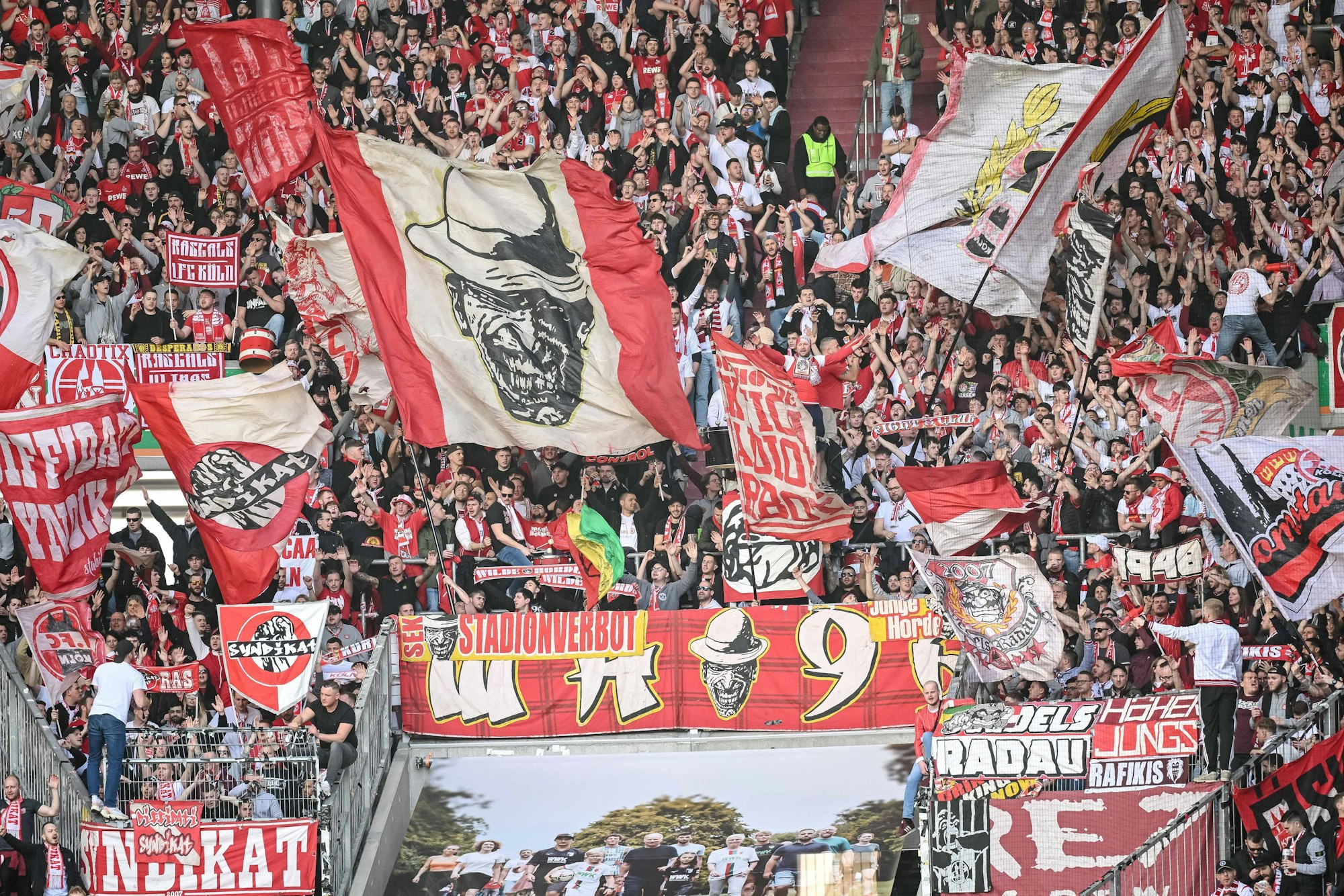 Ultras des 1.FC Köln beim Bundesligaspiel in Augsburg.