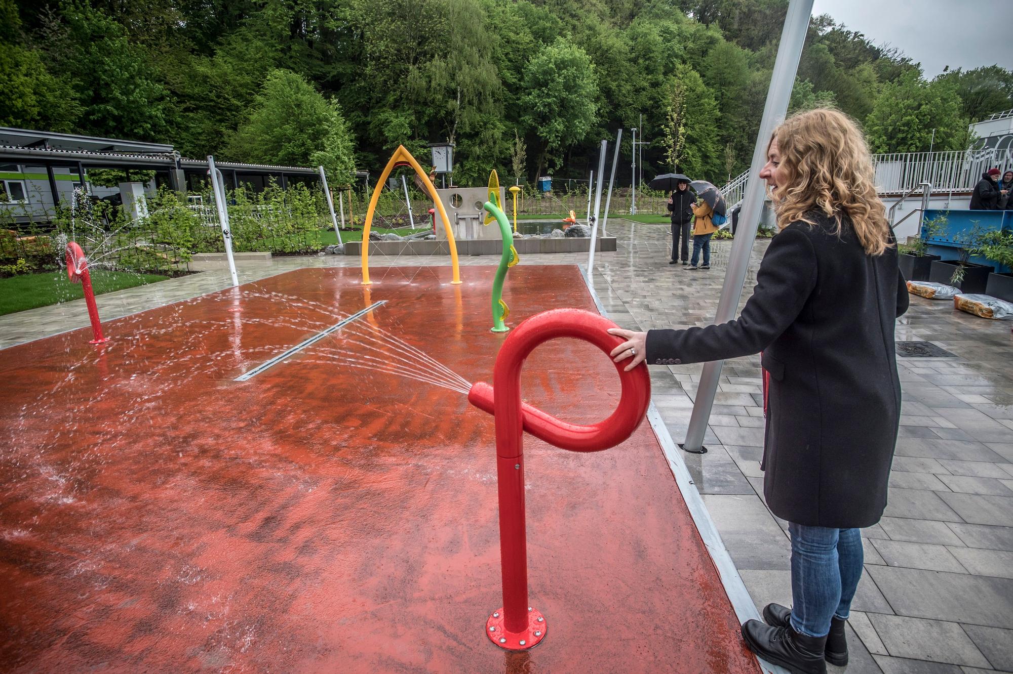 Das neue Freibad Leichlingen ist fast fertig. Geschäftsführerin Alice Bosch testet die drehbaren Wasserspritzen auf einem Rundgang.