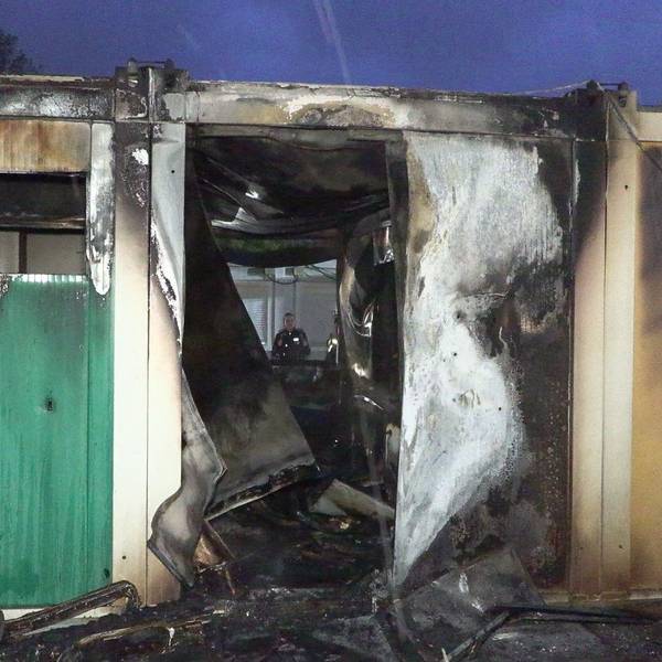 Blick in einen vollständig durch einen Brand zerstörten Flüchtlingscontainer.