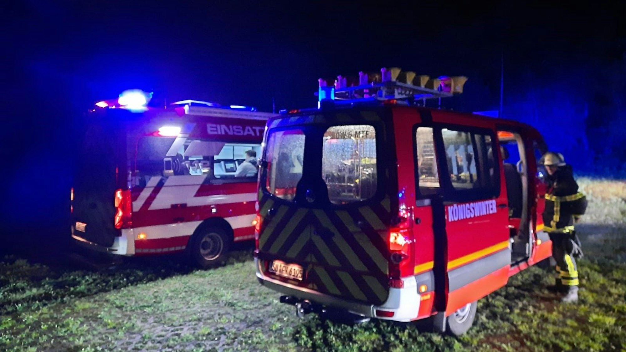 Die Feuerwehr leuchtete die beiden Portale des Aegidienberg-Tunnels aus.