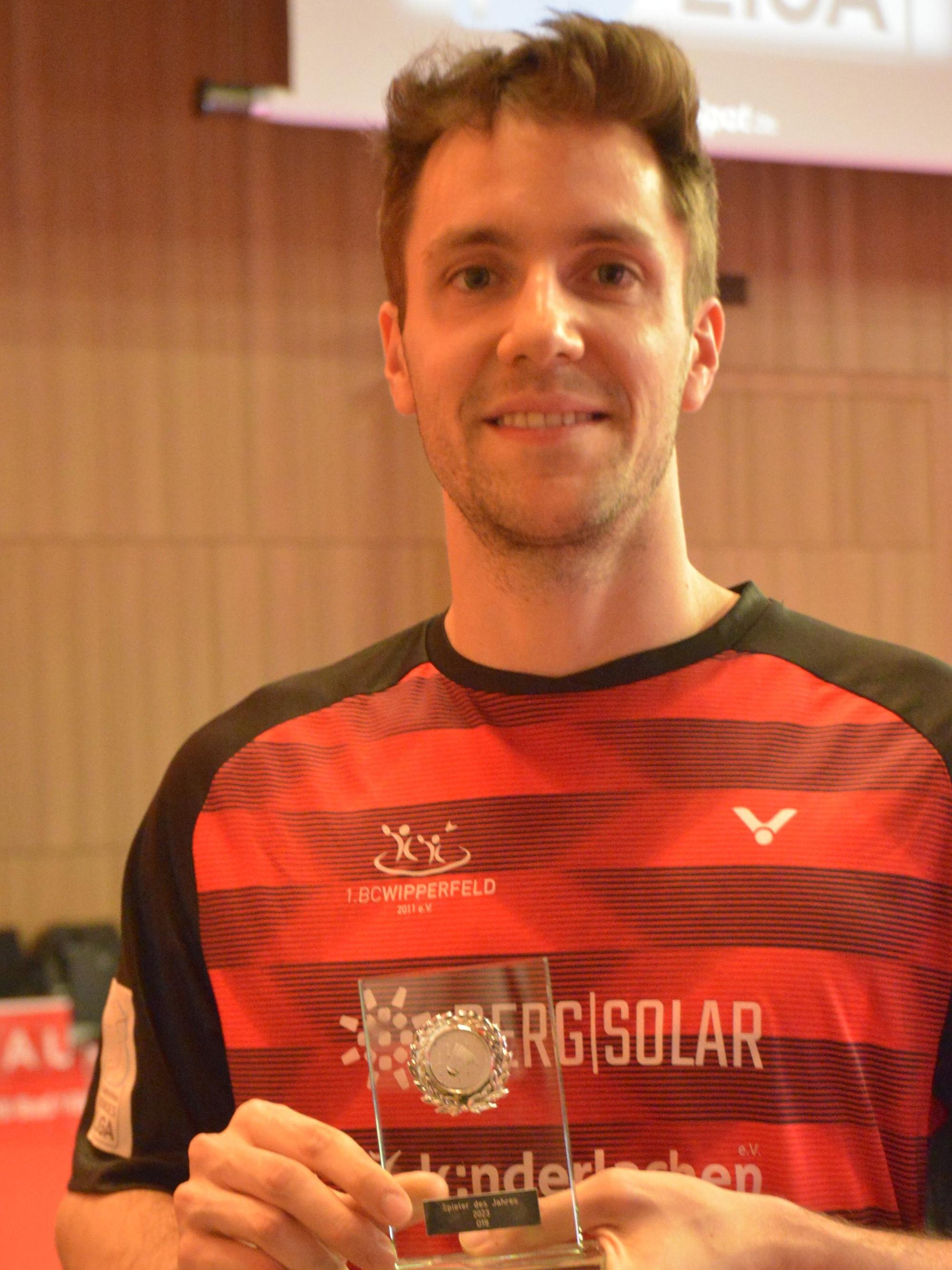 Im Rahmen der Final Four in Bad Vilbel zeichnete der Deutsche Badminton-Verband Mark Lamsfuß vom BC Wipperfeld als besten deutschen Spieler aus.