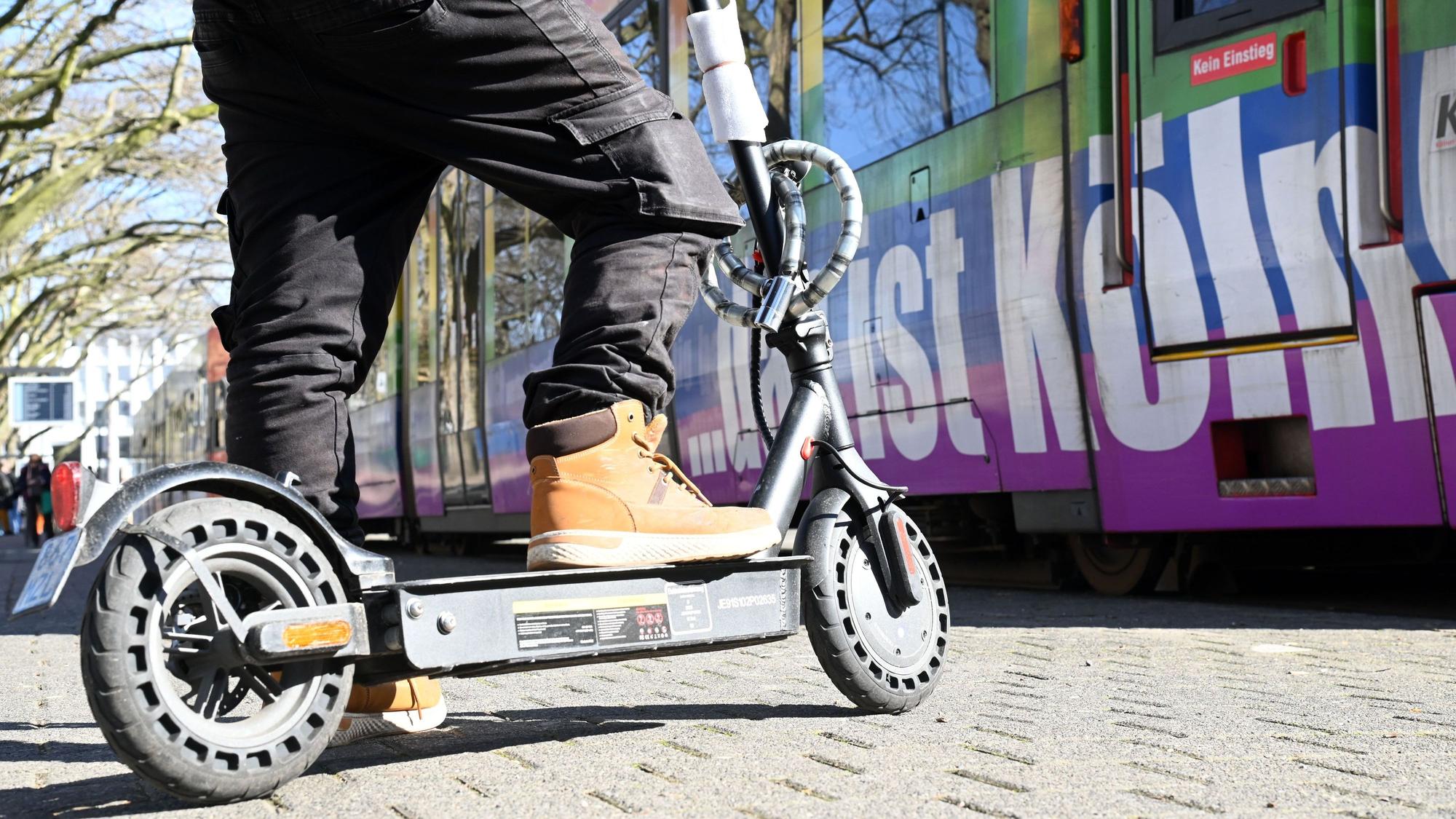 E-Scooter sind in KVB-Bussen und -Bahnen seit März verboten, Gelsenkirchen geht als erste Stadt noch weiter und verbietet die Roller vollständig. (Symbolbild)