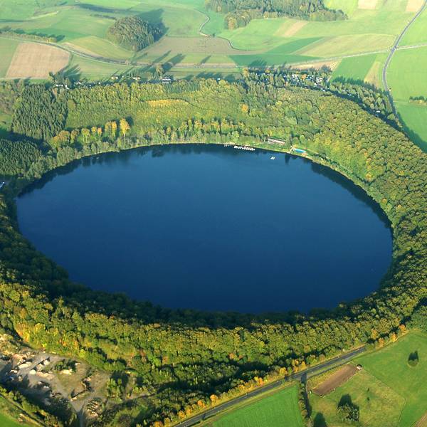 Eine Luftaufnahme zeigt das durch einen gewaltigen Vulkanausbruch entstandene Pulvermaar in der Eifel. Forscher haben 60 Kilometer entfernt von Köln Hinweise auf einen neuen Vulkan unter dem Laacher See gefunden.