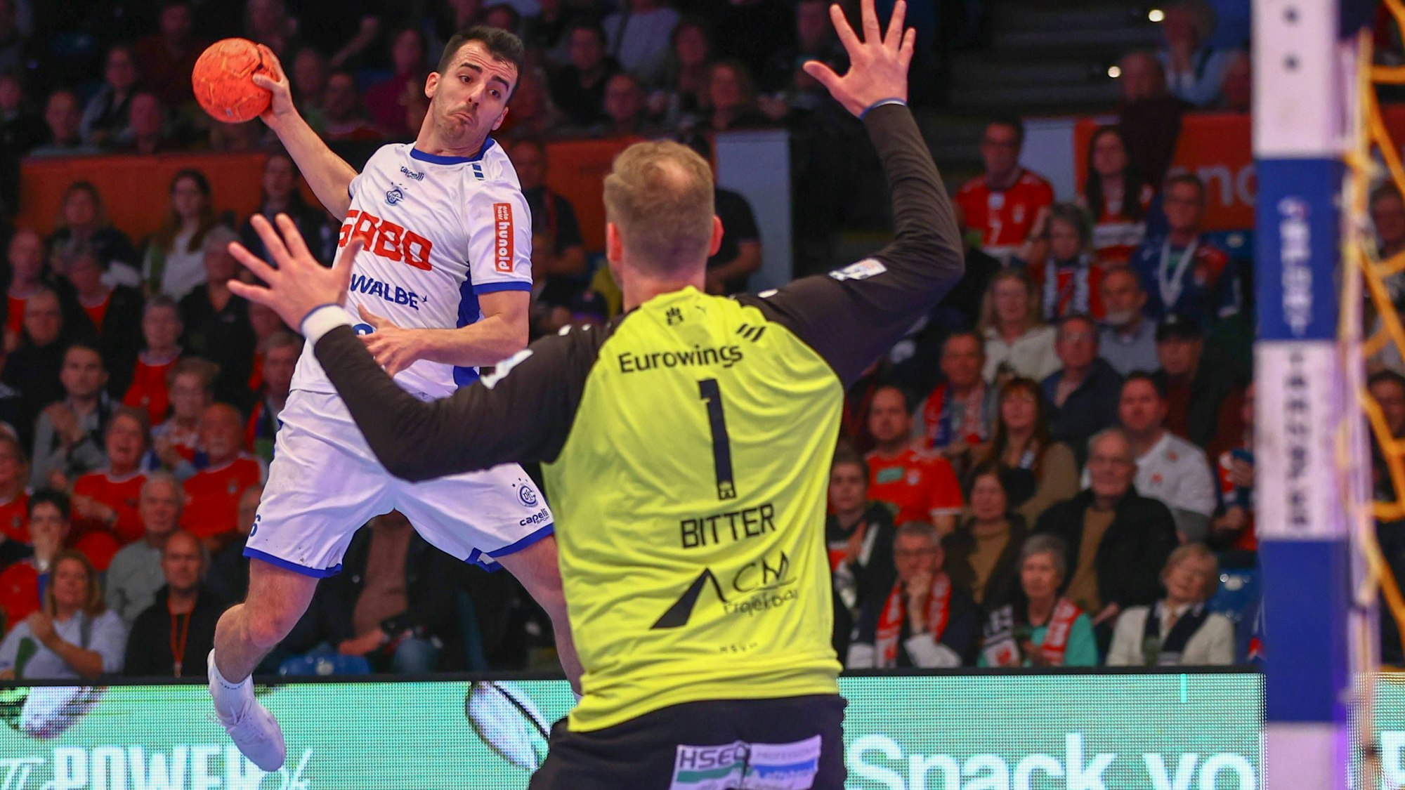 Gummersbachs Milos Vujovic gegen HSV-Torwart Johannes Bitter.