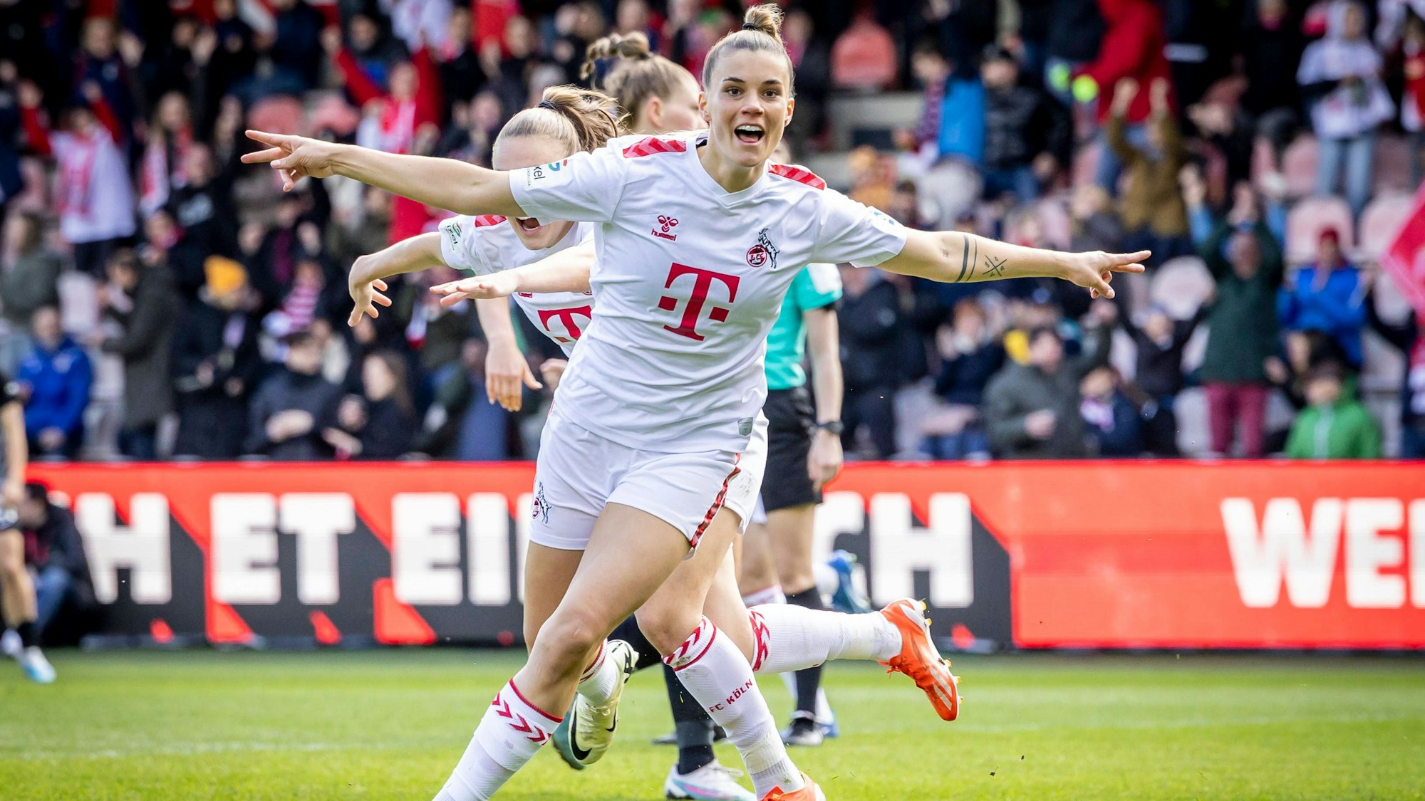 GOOGLE PIXEL Frauen Bundesliga: 1. FC Köln - SC Freiburg, 21.04.2024 Torjubel zum 1:0 durch Selina Cerci 1. FC Köln, 29 GOOGLE PIXEL Frauen Bundesliga: 1. FC Köln - SC Freiburg, 19. Spieltag, am 21.04.2024 im Franz-Kremer-Stadion in Köln. DFL REGULATIONS PROHIBIT ANY USE OF PHOTOGRAPHS AS IMAGE SEQUENCES AND/OR QUASI-VIDEO. *** GOOGLE PIXEL Womens Bundesliga 1 FC Köln SC Freiburg, 21 04 2024 Goal celebration to 1 0 by Selina Cerci 1 FC Köln, 29 GOOGLE PIXEL Womens Bundesliga 1 FC Köln SC Freiburg, 19 Matchday, on 21 04 2024 at Franz Kremer Stadium in Cologne DFL REGULATIONS PROHIBIT ANY USE OF PHOTOGRAPHS AS IMAGE SEQUENCES AND OR QUASI VIDEO Copyright: xBEAUTIFULxSPORTS/LeahxKohringx