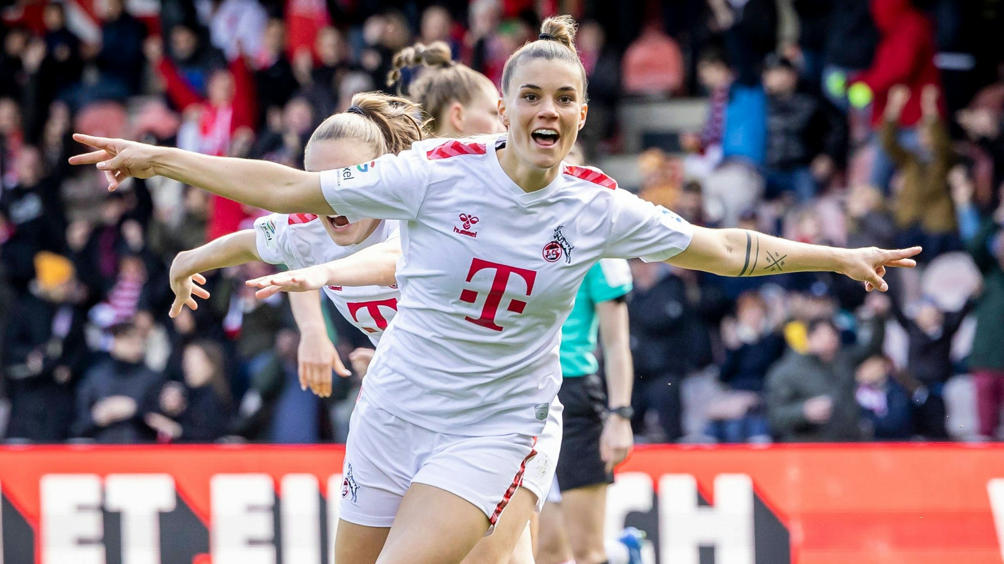 GOOGLE PIXEL Frauen Bundesliga: 1. FC Köln - SC Freiburg, 21.04.2024 Torjubel zum 1:0 durch Selina Cerci 1. FC Köln, 29 GOOGLE PIXEL Frauen Bundesliga: 1. FC Köln - SC Freiburg, 19. Spieltag, am 21.04.2024 im Franz-Kremer-Stadion in Köln. DFL REGULATIONS PROHIBIT ANY USE OF PHOTOGRAPHS AS IMAGE SEQUENCES AND/OR QUASI-VIDEO. *** GOOGLE PIXEL Womens Bundesliga 1 FC Köln SC Freiburg, 21 04 2024 Goal celebration to 1 0 by Selina Cerci 1 FC Köln, 29 GOOGLE PIXEL Womens Bundesliga 1 FC Köln SC Freiburg, 19 Matchday, on 21 04 2024 at Franz Kremer Stadium in Cologne DFL REGULATIONS PROHIBIT ANY USE OF PHOTOGRAPHS AS IMAGE SEQUENCES AND OR QUASI VIDEO Copyright: xBEAUTIFULxSPORTS/LeahxKohringx