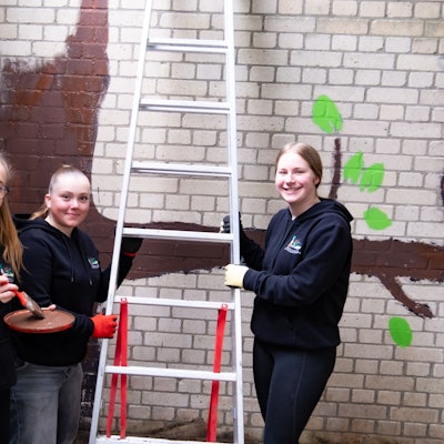 Das Bild zeigt Mädchen, die in Moitzfeld die Ganztagsgrundschule anstreichen.