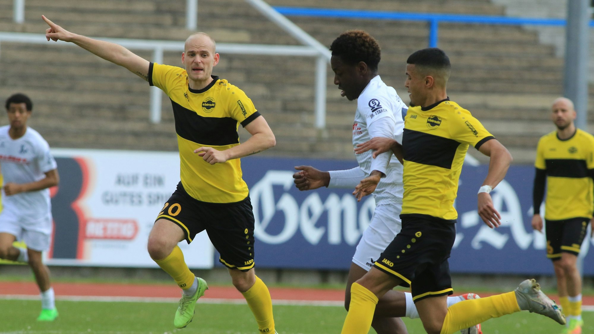Eine Spielsituation auf einem Fußballfeld.
