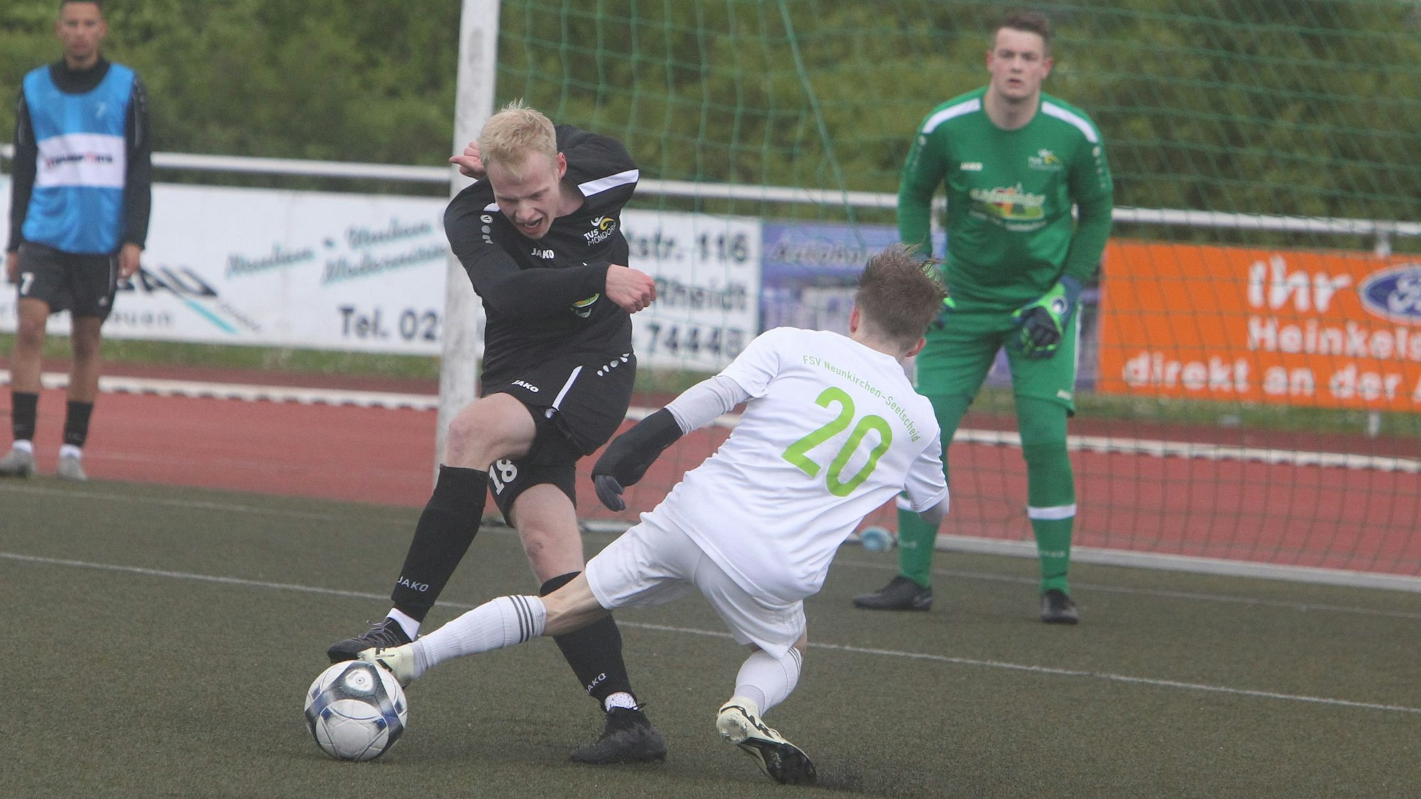 Der Mondorfer Simon Krämer bereinigt die Situation im Derby gegen Neunkirchen-Seelscheid und Moritz Tel.