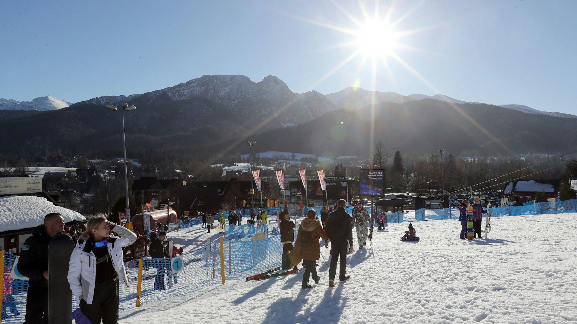 Skifahrer halten sich während der Weihnachtsfeiertage auf der polnischen Seite des Grenzgebirges Hohe Tatra auf. (Archivbild)