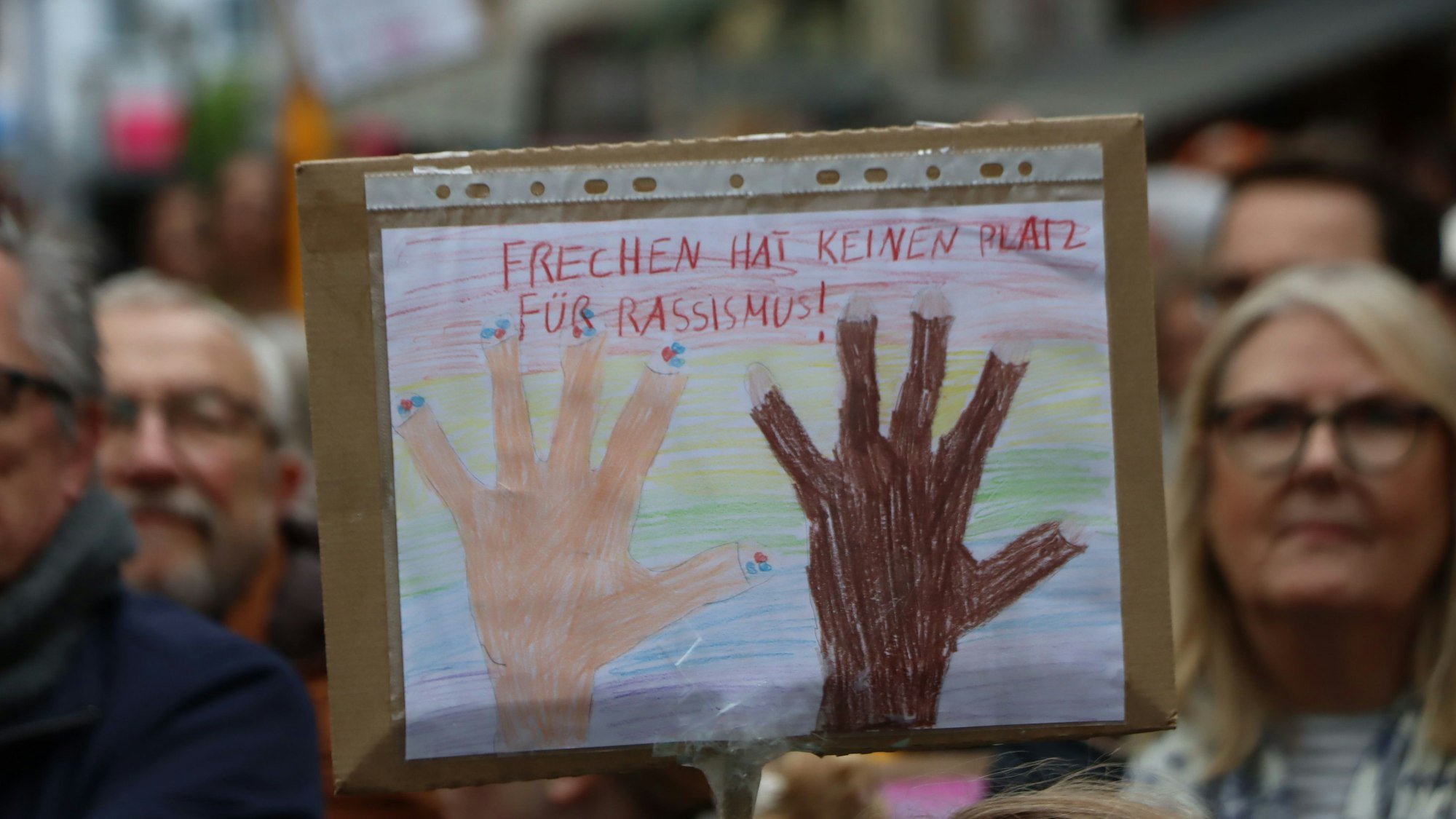 Auf dem Foto ist ein Plakat mit der Aussage „Frechen hat keinen Platz für Rassismus!“ zu sehen.