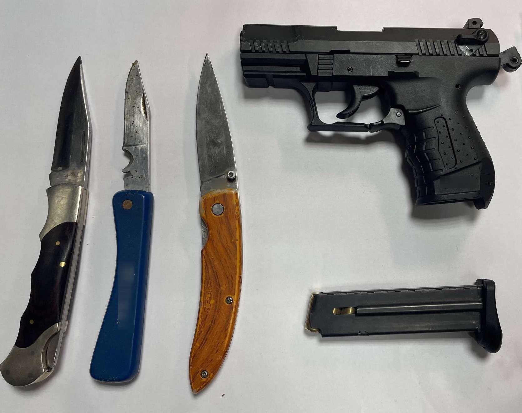 Konfizierte Waffen liegen auf einem Tisch.