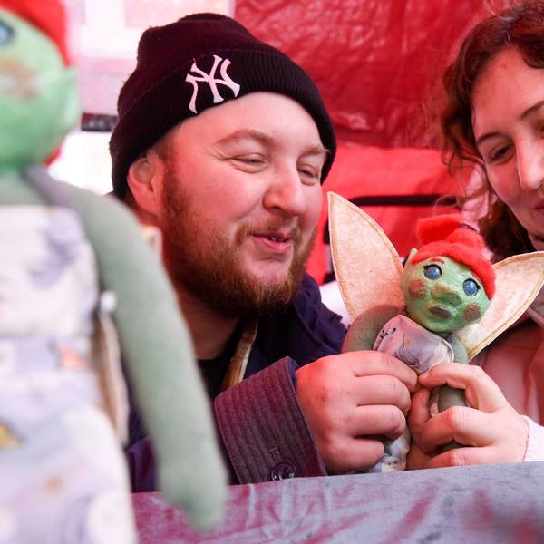 Das Foto zeigt die Geschwister Arlecchino und Loredana Bursch mit einer Feenpuppe mit dem grünen Gesicht, Protagonistin einer Geschichte für Kinder.