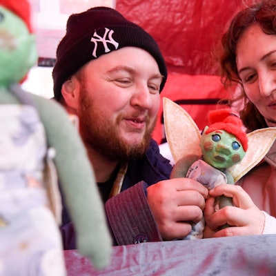 Das Foto zeigt die Geschwister Arlecchino und Loredana Bursch mit einer Feenpuppe mit dem grünen Gesicht, Protagonistin einer Geschichte für Kinder.